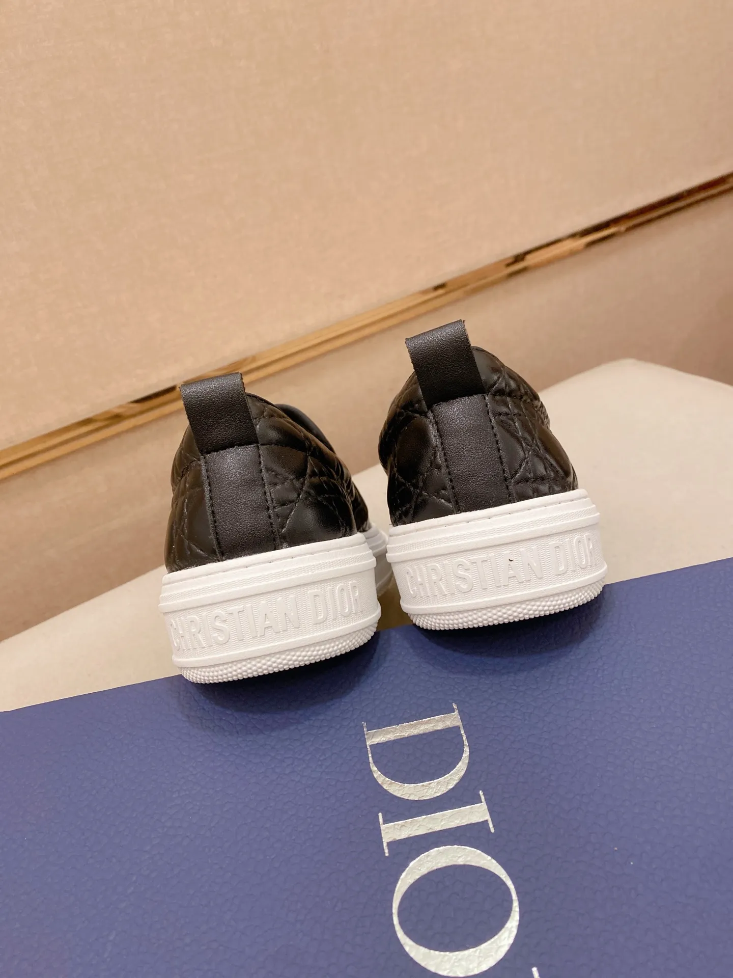 Factory price: 380💰 (leather lining * velvet lining optional) [Dior·Dio*] new casual sports style men's shoes, brand new design, perfect workmanship, slip-on lazy style to create cabinet quality, upper: imported first-layer cowhide, sheepskin lining is soft and comfortable, ultra-light rubber wear-resistant outsole, simple, versatile men's shoes, size: 39-44. Can be customized.45.46.47